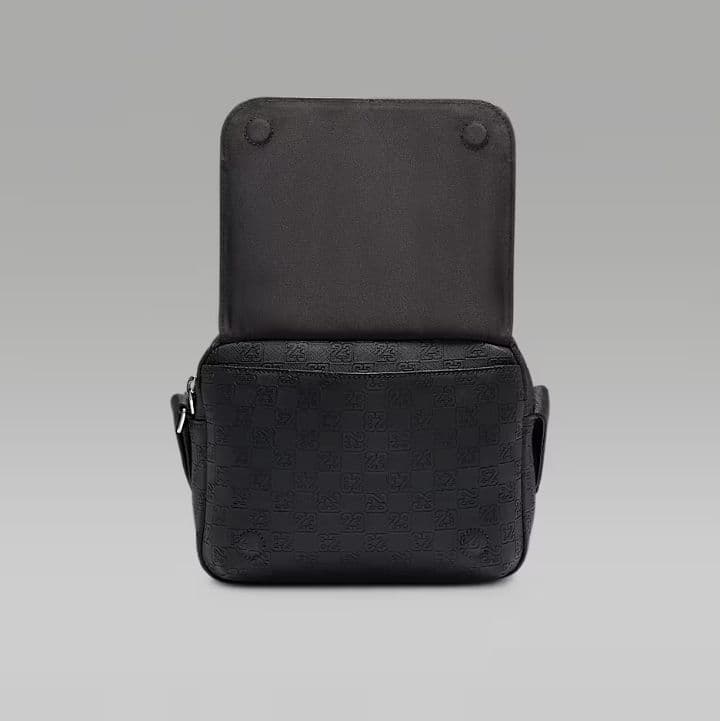 ジョーダンJORDANモノグラム ミニ メッセンジャーバッグ (3.6L)
