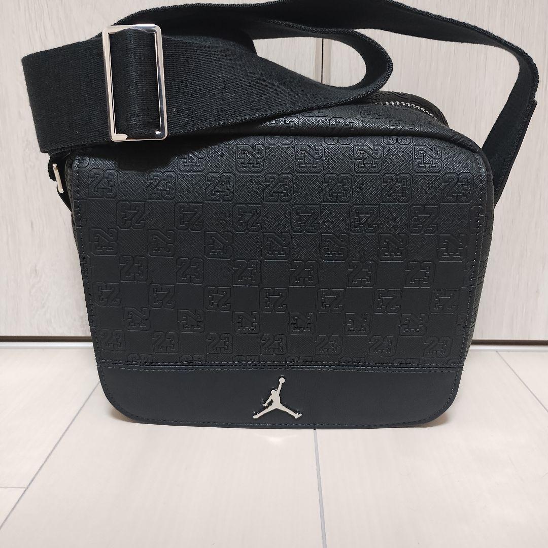 ジョーダンJORDANモノグラム ミニ メッセンジャーバッグ (3.6L)