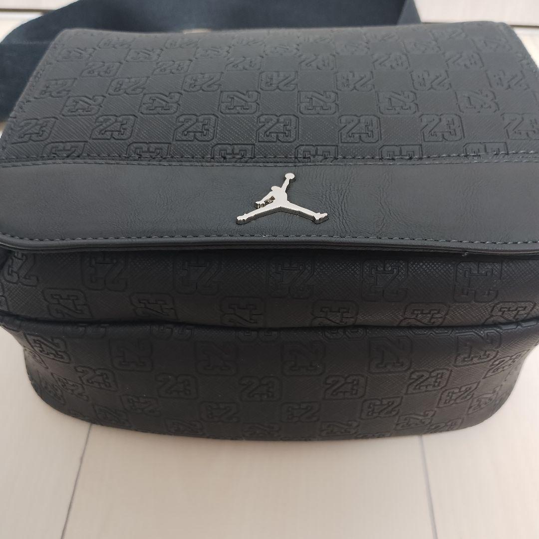 ジョーダンJORDANモノグラム ミニ メッセンジャーバッグ (3.6L)