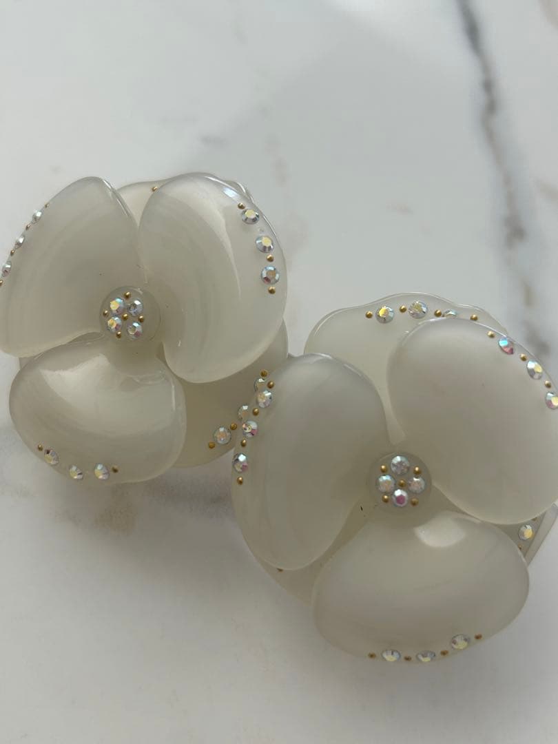 アレクサンドルドゥパリ　双子　カメリア　バレッタ アレクサンドル ドゥ パリのアイコンとして、絶大な人気を誇るカメリア