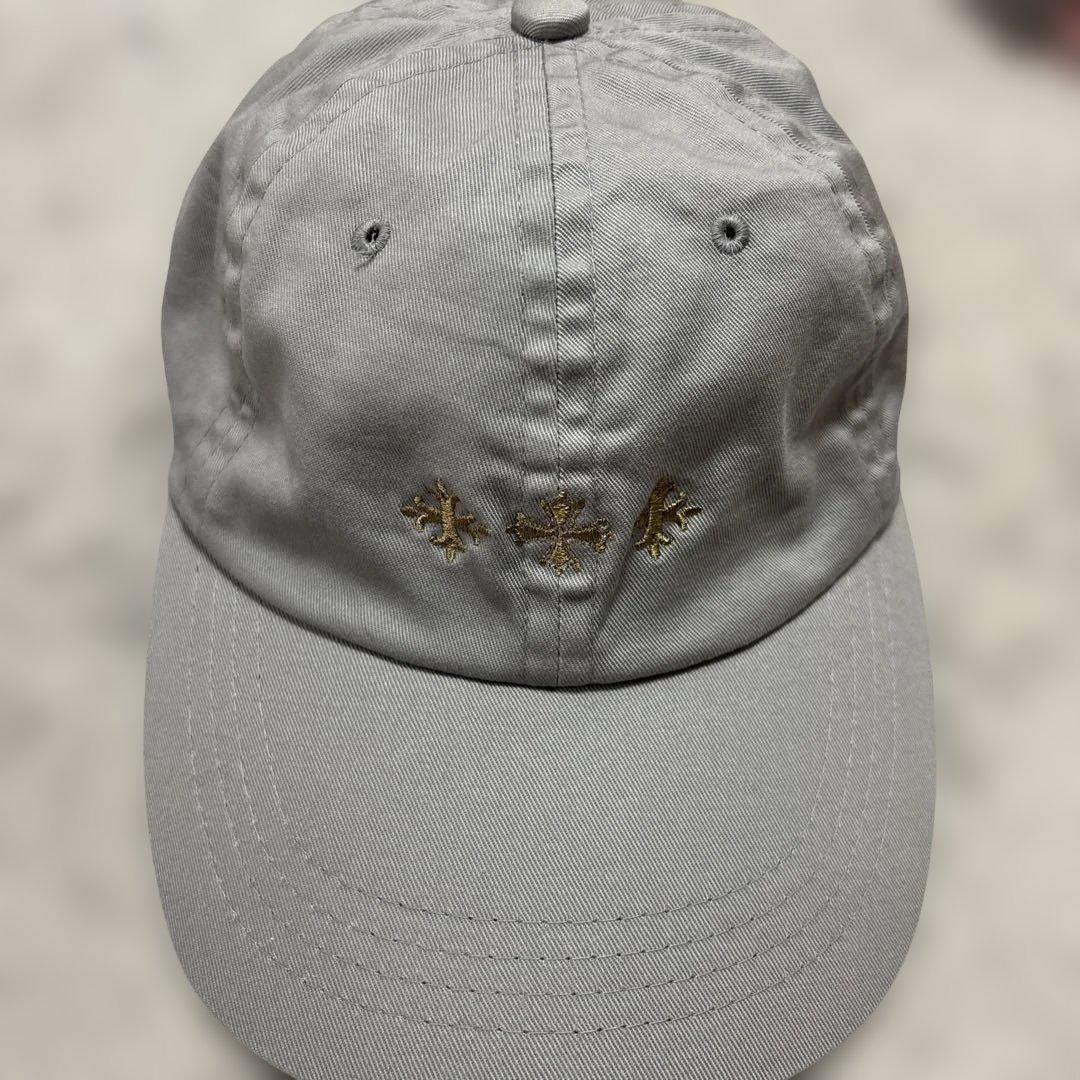タトラス　ライトグレー ゴールド刺繍 キャップ TATRAS（タトラス）の「TATRAS(タトラス)STRADA EST Exclusive CAP