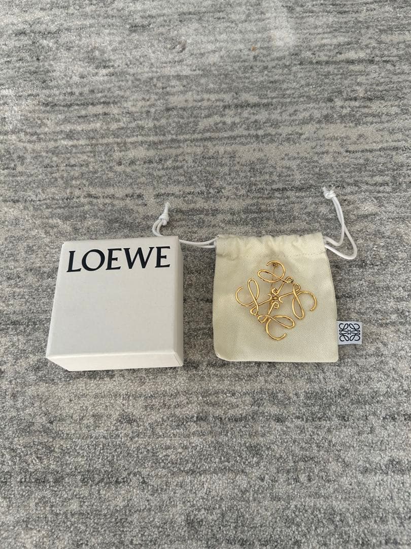 LOEWE アナグラムブローチ　ゴールド アナグラム ブローチ ゴールド - LOEWE Japan official website