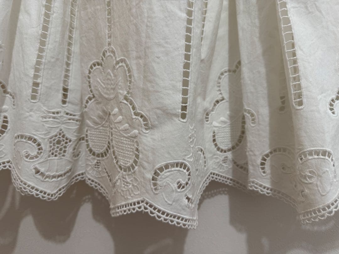 TSUHARU⋈カットワーク刺繍裾スカラップスカート⋈オフ - メルカリ