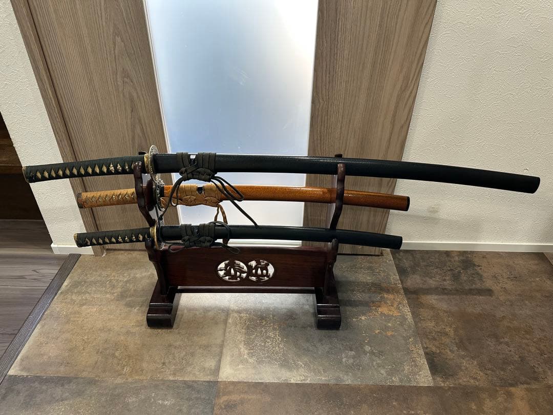 模造刀 3本セット（刀掛け付き） Amazon.co.jp: aleawol 刀掛け 8本用 木製黒塗 壁掛け用刀剣置きり