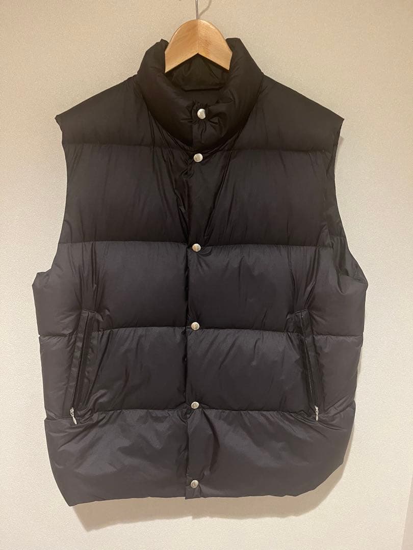 美品】COMOLI ダウンベスト 2023AW サイズ3 - メルカリ