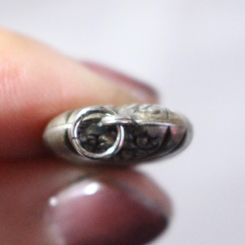 30s スウィートハートジュエリー 唐草 古着 渦巻 チャーム 波 NAVY