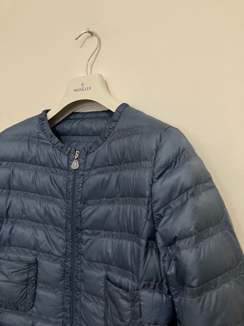 Moncler モンクレール フリルギャザーノーカラーライトダウン