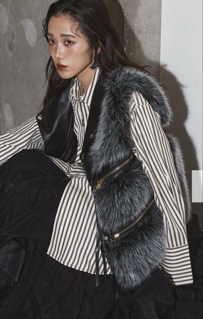 ANDREA&Co. 新品未使用 フェイクファーライダースベスト グレー - メルカリ