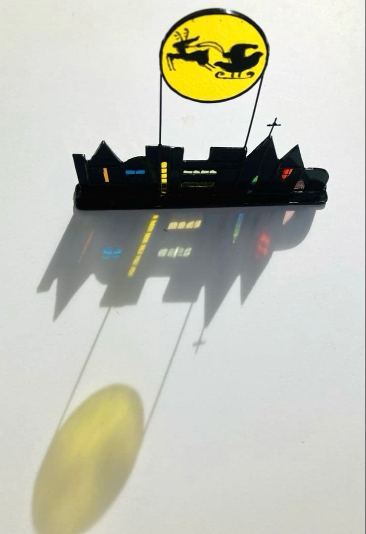 ステンドグラス 夜の街並みとサンタのおっとと…。