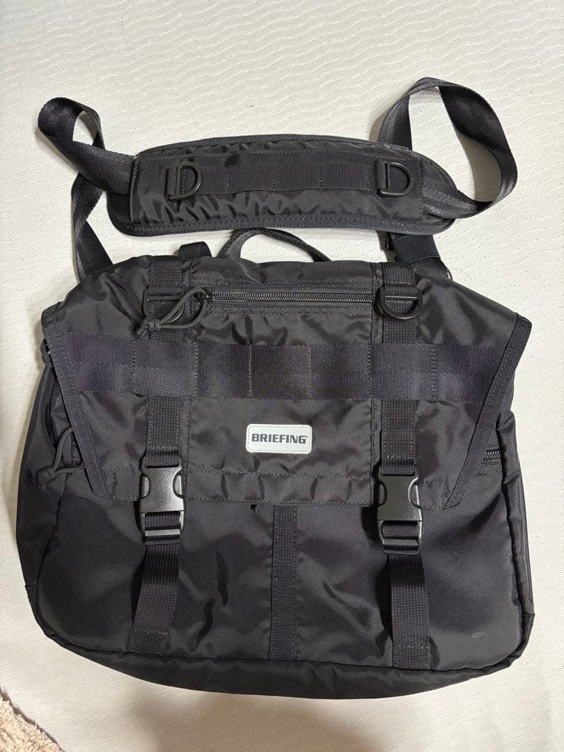【美品】BRIEFING×new balance コラボメッセンジャーバッグ New Balance × BRIEFING」コラボ第6弾バッグは、街＆フィールドの境界