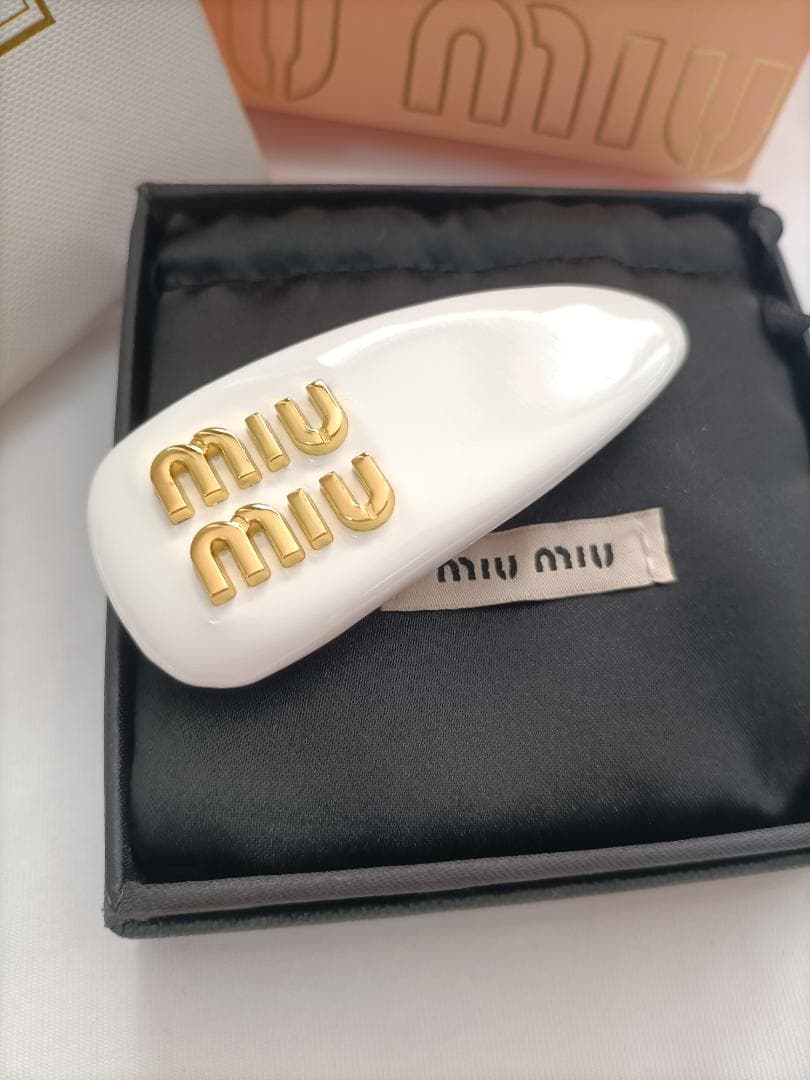 即発送/ホワイト★ミュウミュウ クリップ MIUMIU ヘアピン miu miu（ミュウミュウ） ヘアクリップ レディース ブランド MIUMIU
