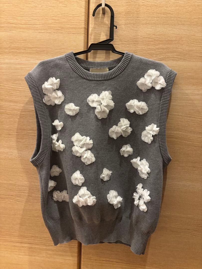 UNITED ARROWS 3Dフラワーモチーフ ノースリーブ ニットベスト - メルカリ