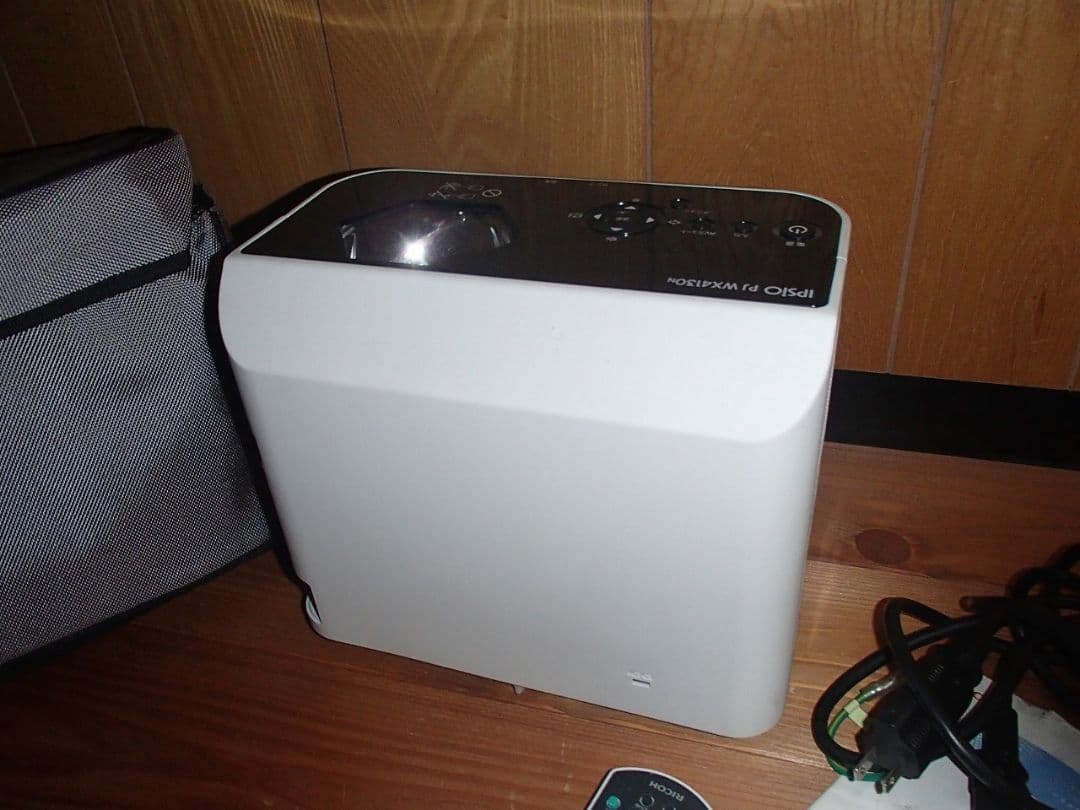 625H使用☆RICOH IPSiO PJ WX4130N 超短焦プロジェクター - メルカリ