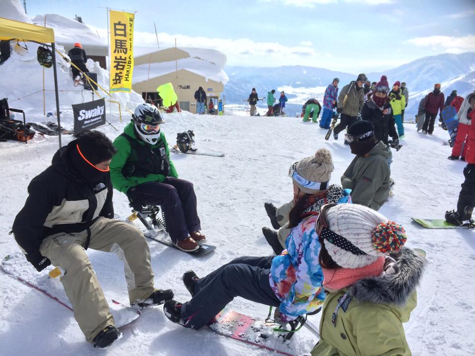スノーバイクのように滑ろう。スノボにつけて誰でも簡単に雪上を滑れる