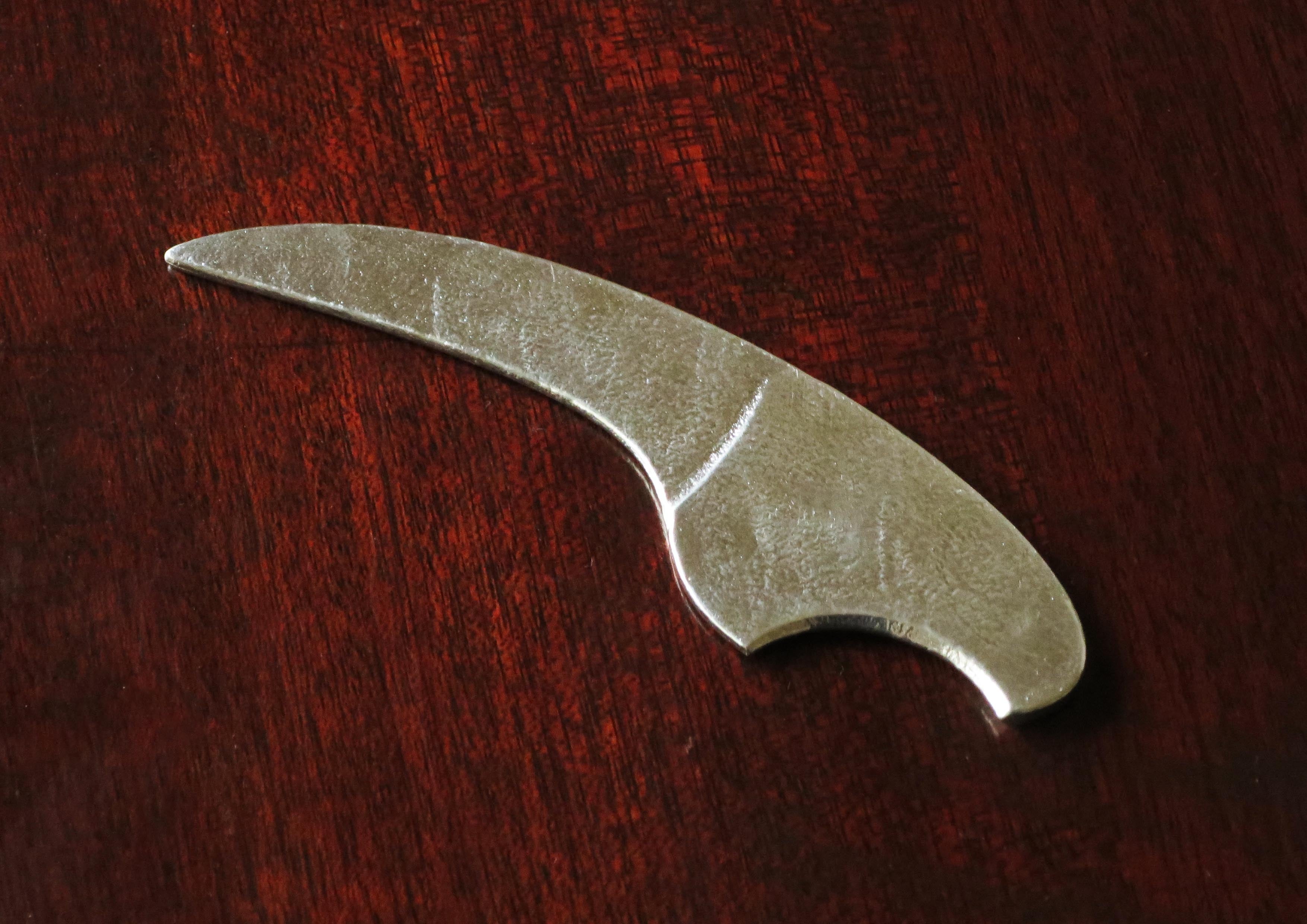 刃先を曲げられる、錫製の優しいペーパーナイフ！段ボールカッター