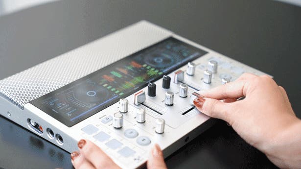 A4サイズに、DJに必要な全ての機能を。日本発、ポータブルDJシステム