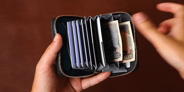 お札は折らず・膨れない新構造を実現したラウンドZIPミニ財布 SATTO