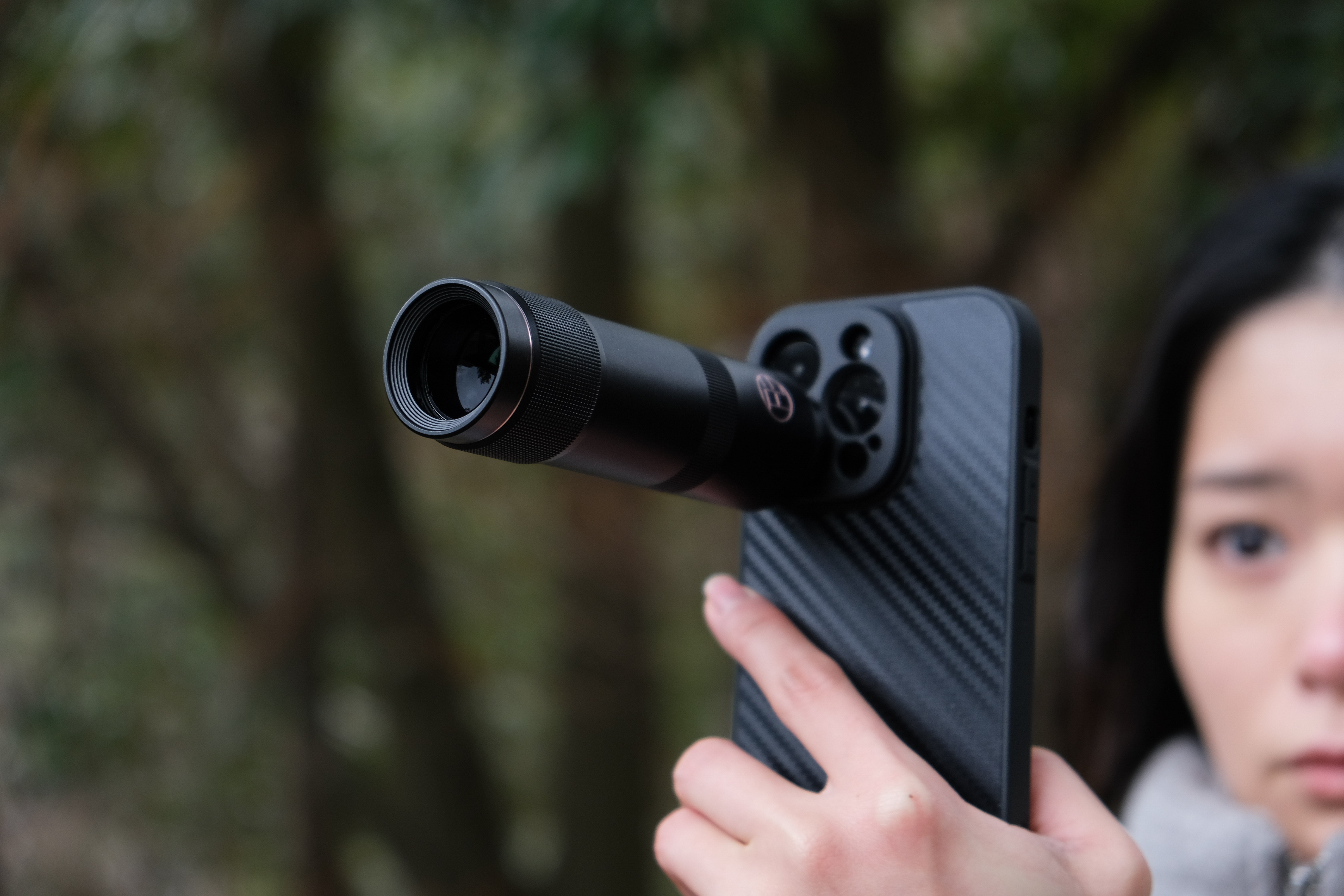 プロ級のズーム体験｜スマホ専用で登場！ダイナミックに引寄せる6倍