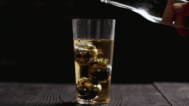 一口目のうまさがずっと。輝く99.7％純チタンの溶けない氷。飲み物の