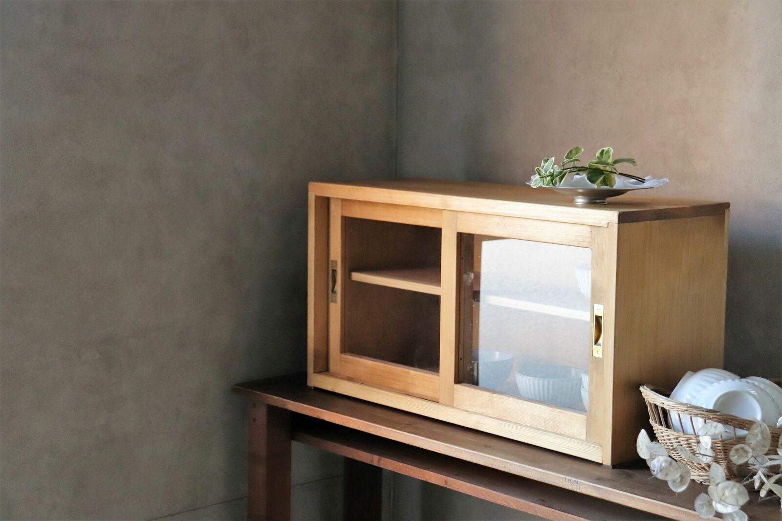 カウンター上の収納棚W70cm（サイズオーダー可）。ガラス引き戸の棚