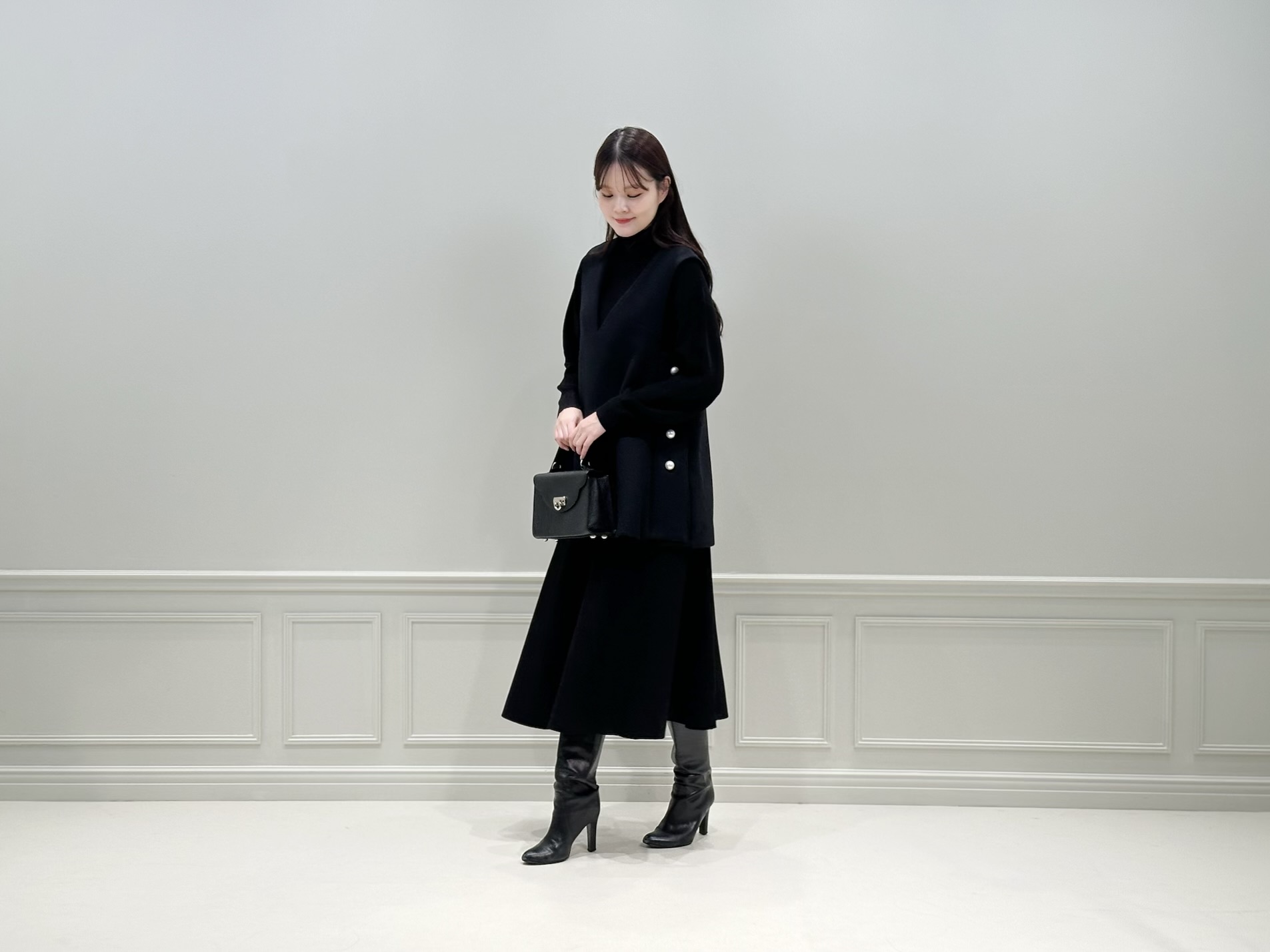 重ねるだけで垢抜け！大人のオールブラックは“ジレ使い”で更新