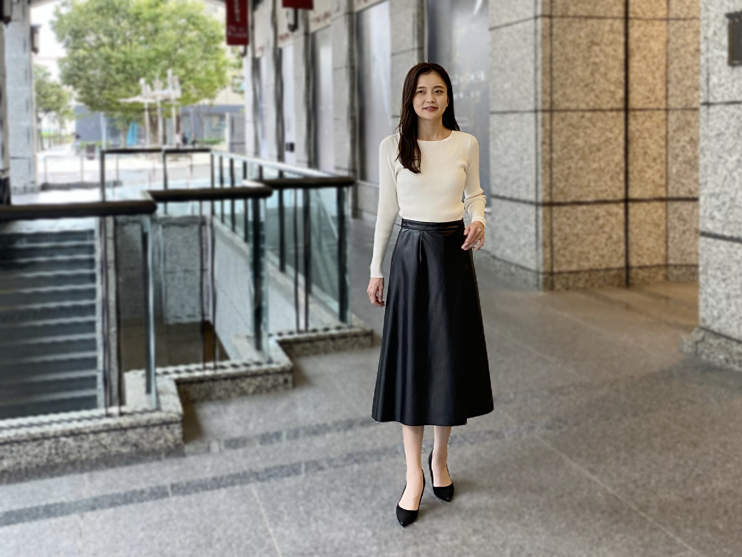 コーデの主役に！上質な質感が魅力のフェイクラムスキンタックフレア