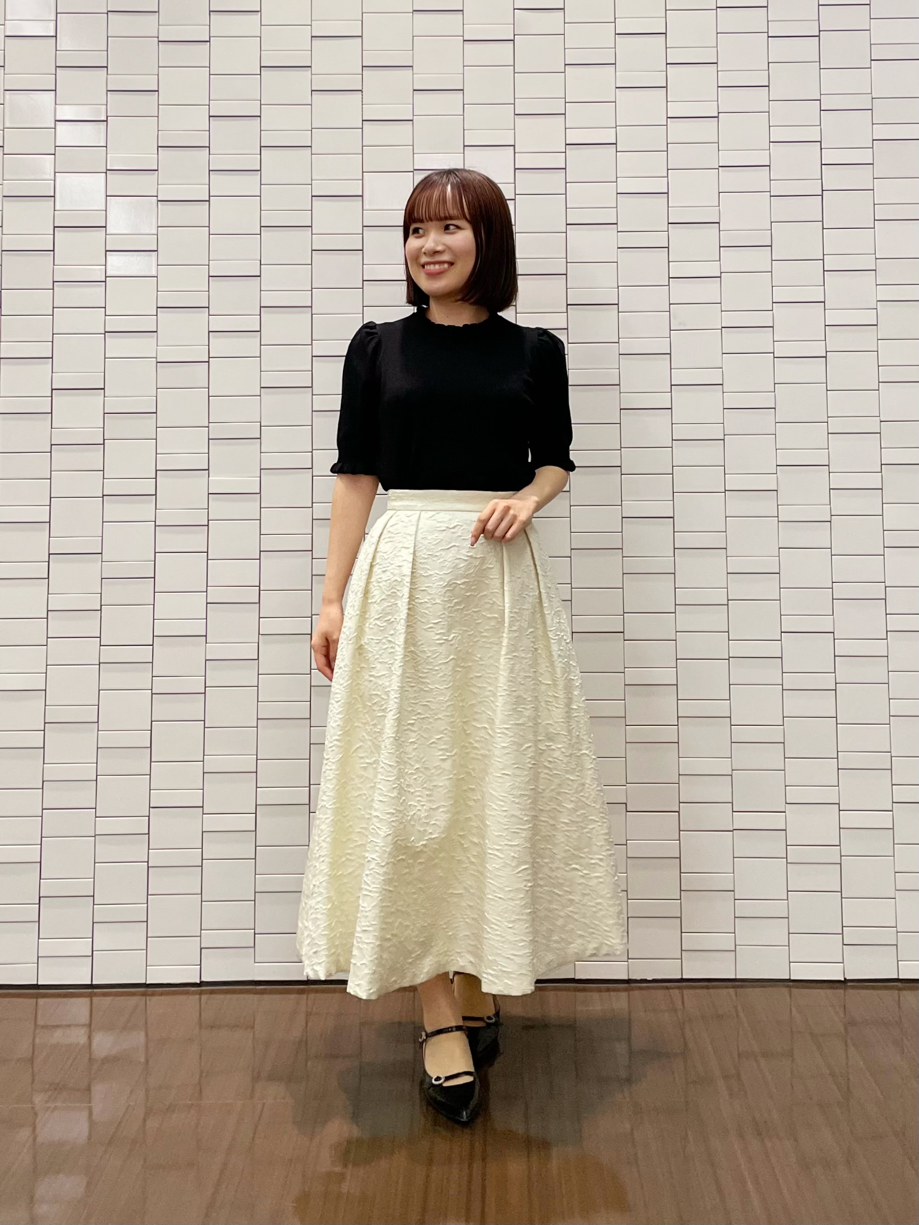 高級感漂うフラワージャガードタックスカートはモノトーンで大人