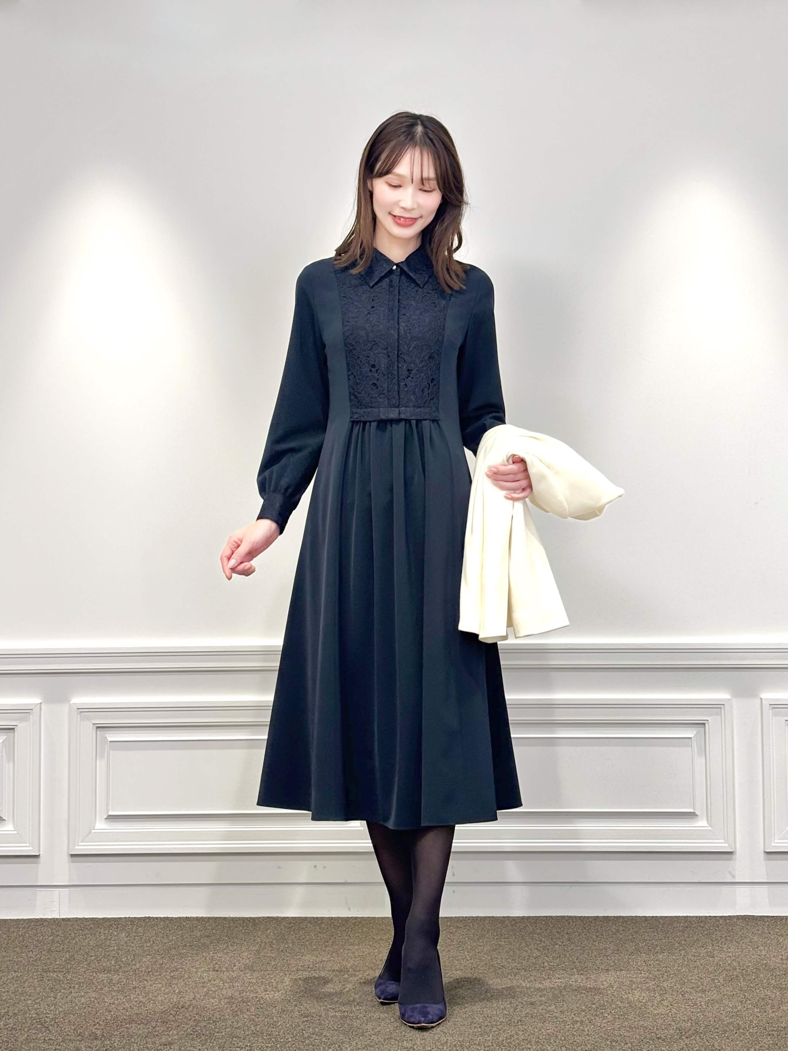 お出掛けワンピには甘さを抑えた”レースシャツワンピ”で大人の品格を