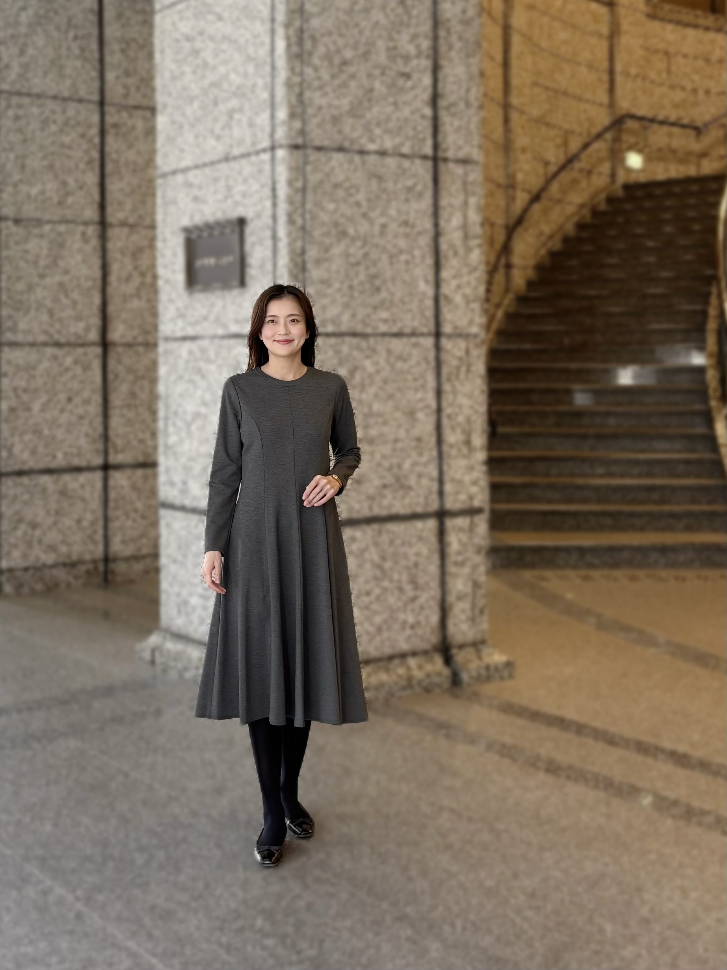 美シルエットな長袖ワンピースは優しげ雰囲気のグレーを選んで | m-i-d