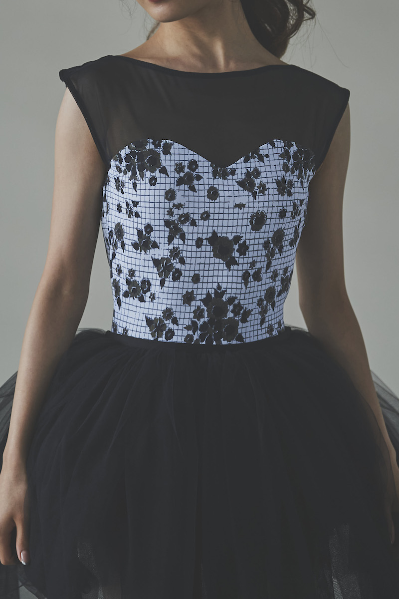 stina / type O square / Joy flower charcoal gray