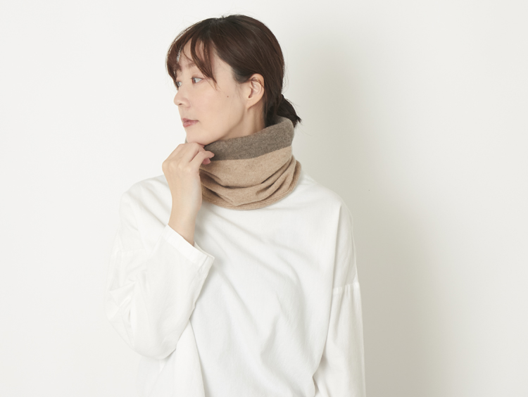 スタイルコラム | 【先行受注】くたっとせずに首に沿うカシミヤネック