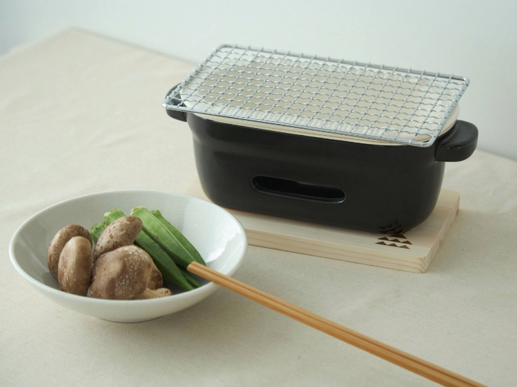 かもしか道具店/陶の炭火コンロ 角 -少ない煙で炭火焼きができる、耐熱