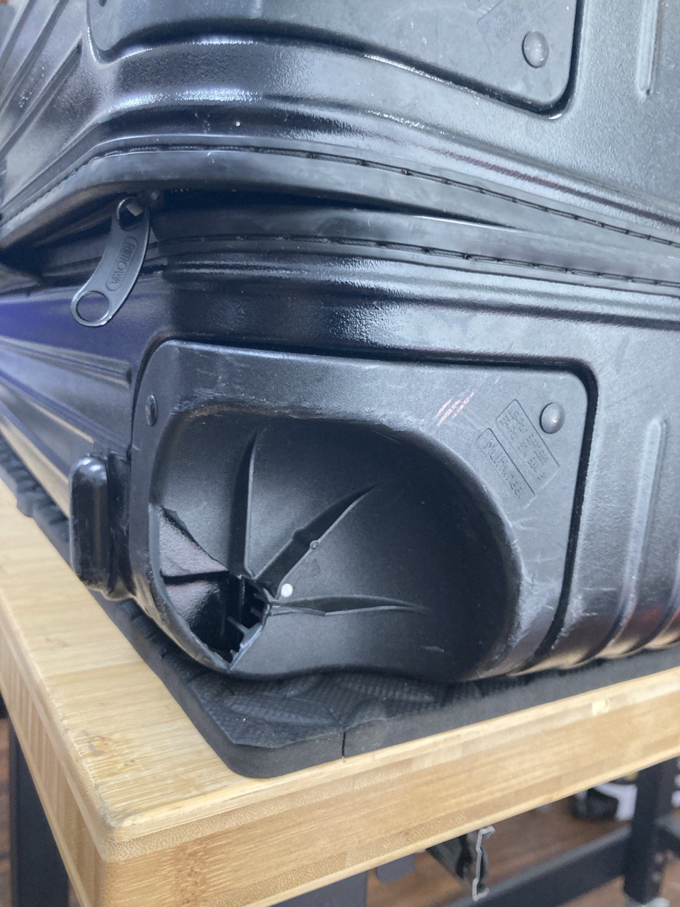 RIMOWA 65mmキャスター［SALSA］修理事例】純正ハウジング交換で完全