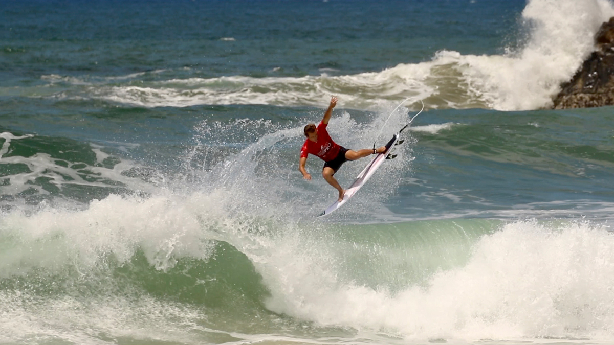 夏のゴールドコーストのサイクロンスウェル、日本から来豪する